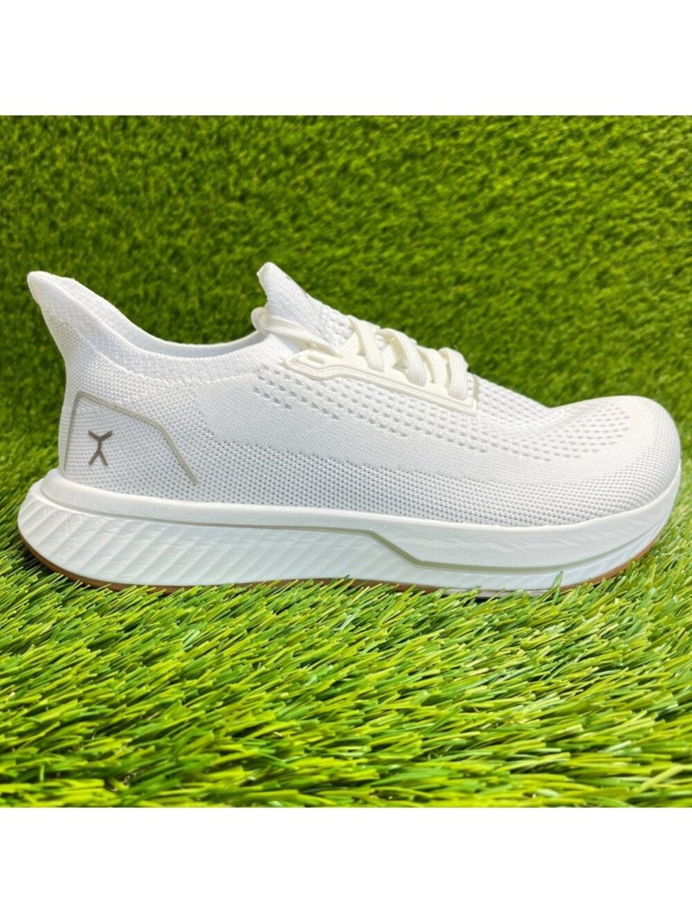 Flux Adapt Runner White Gum Womens Size 7.5 Running Athletic Walking Knit Shoes